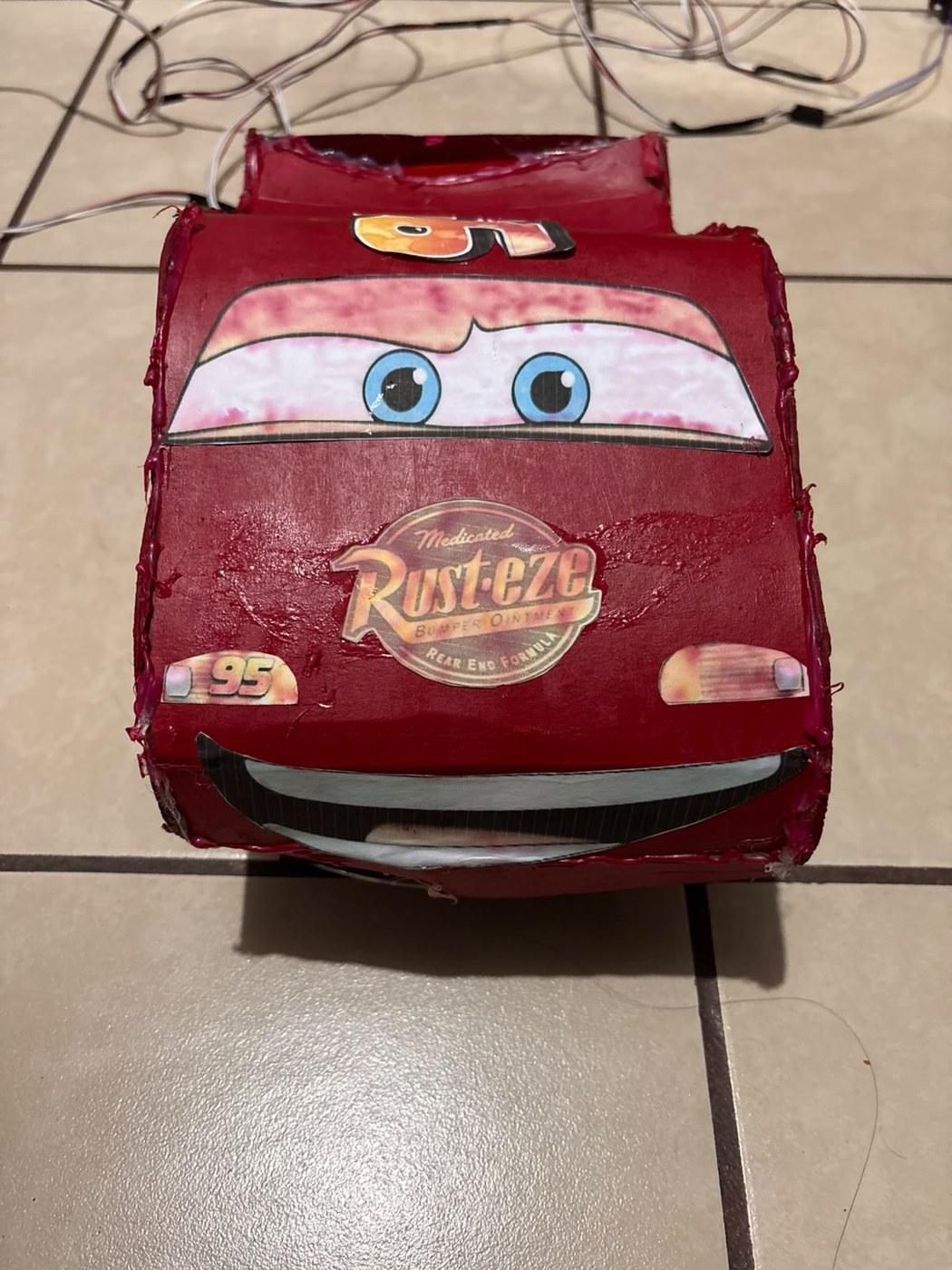 Vista frontal del prototipo rojo Rayobot